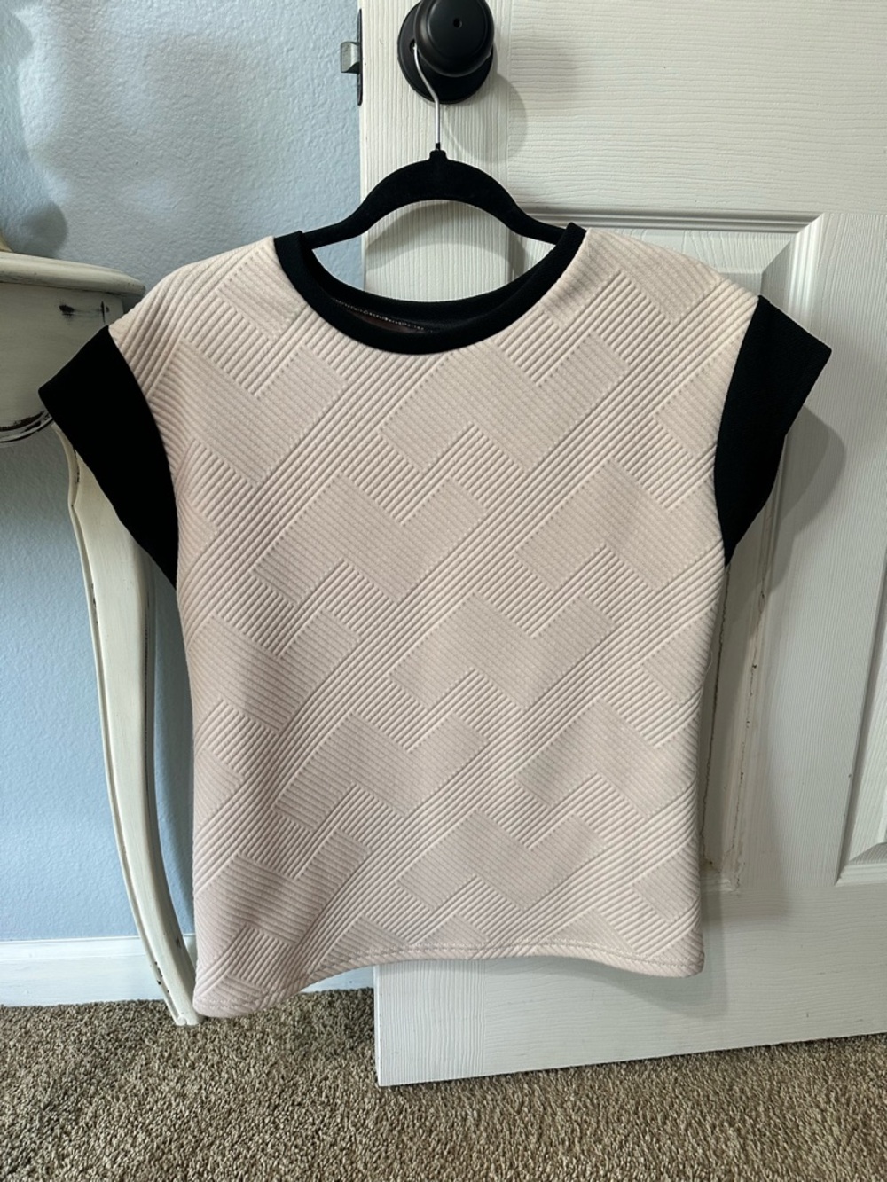 SHEIN Textured Short Sleeve Top with Black Trim Size Small